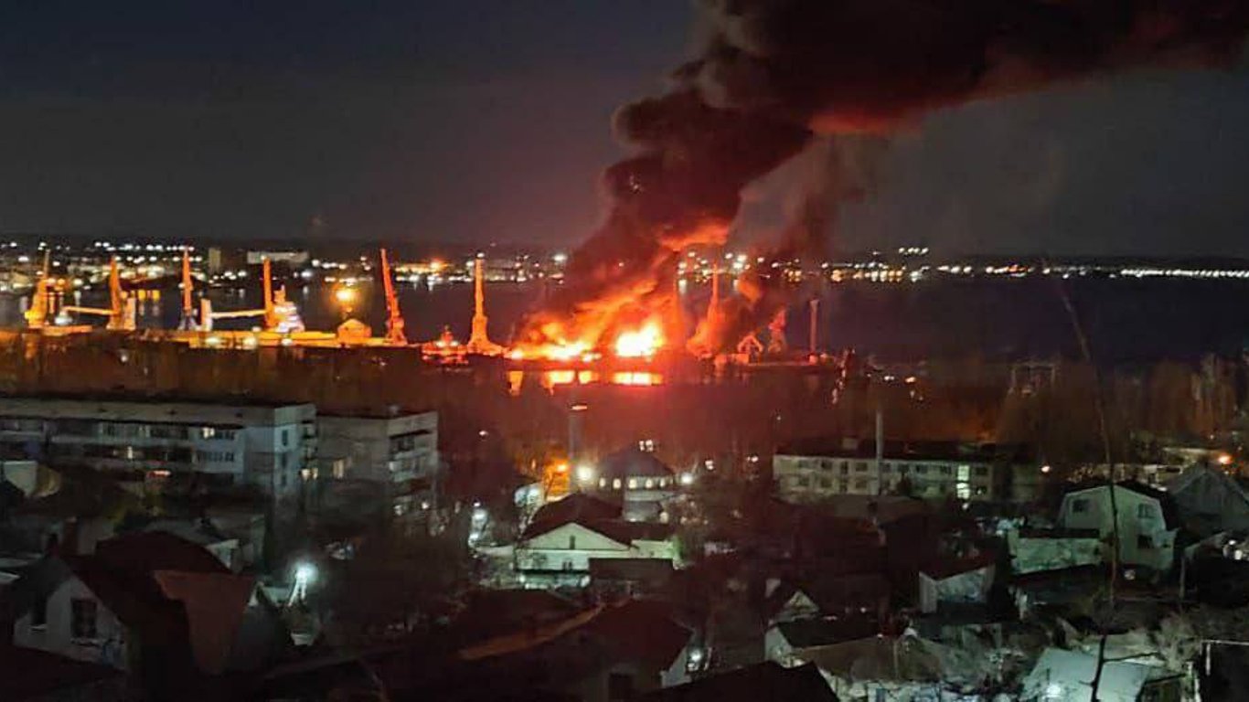 В Феодосийском порту прогремели мощные взрывы — вспыхнул пожар