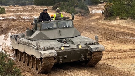 Українські танкісти завершили навчання у Британії на Challenger 2 - 285x160