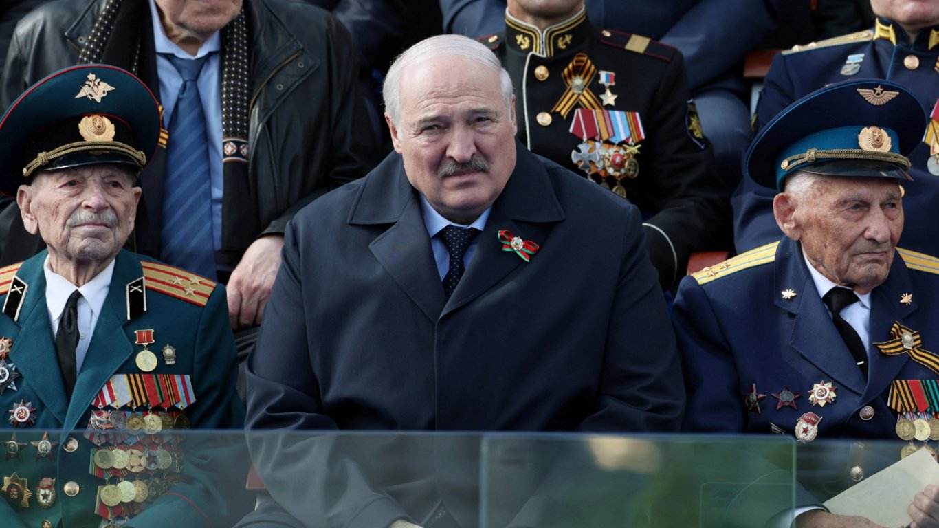 Лукашенко поїхав додому та не став обідати з Путіним 9 травня: що трапилось