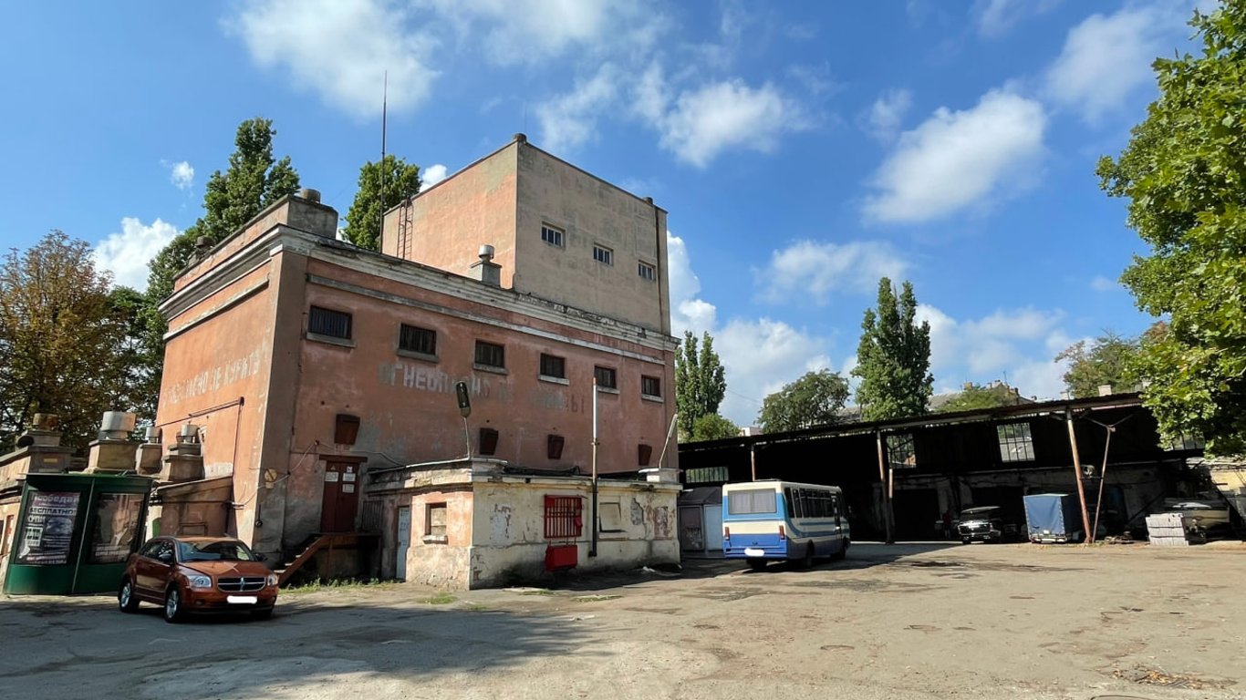 В Одессе выставят на аукцион здание завода