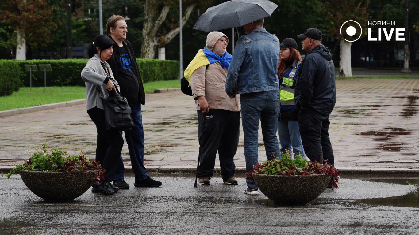 Одесситы на митинге возле ОВА. Фото: Новини.LIVE/ Юлия Браславская