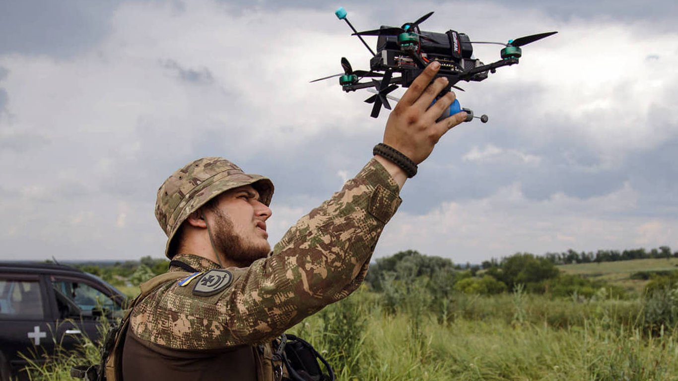 Азов шукає на роботу пілотів FPV-дронів — скільки платитимуть та які умови