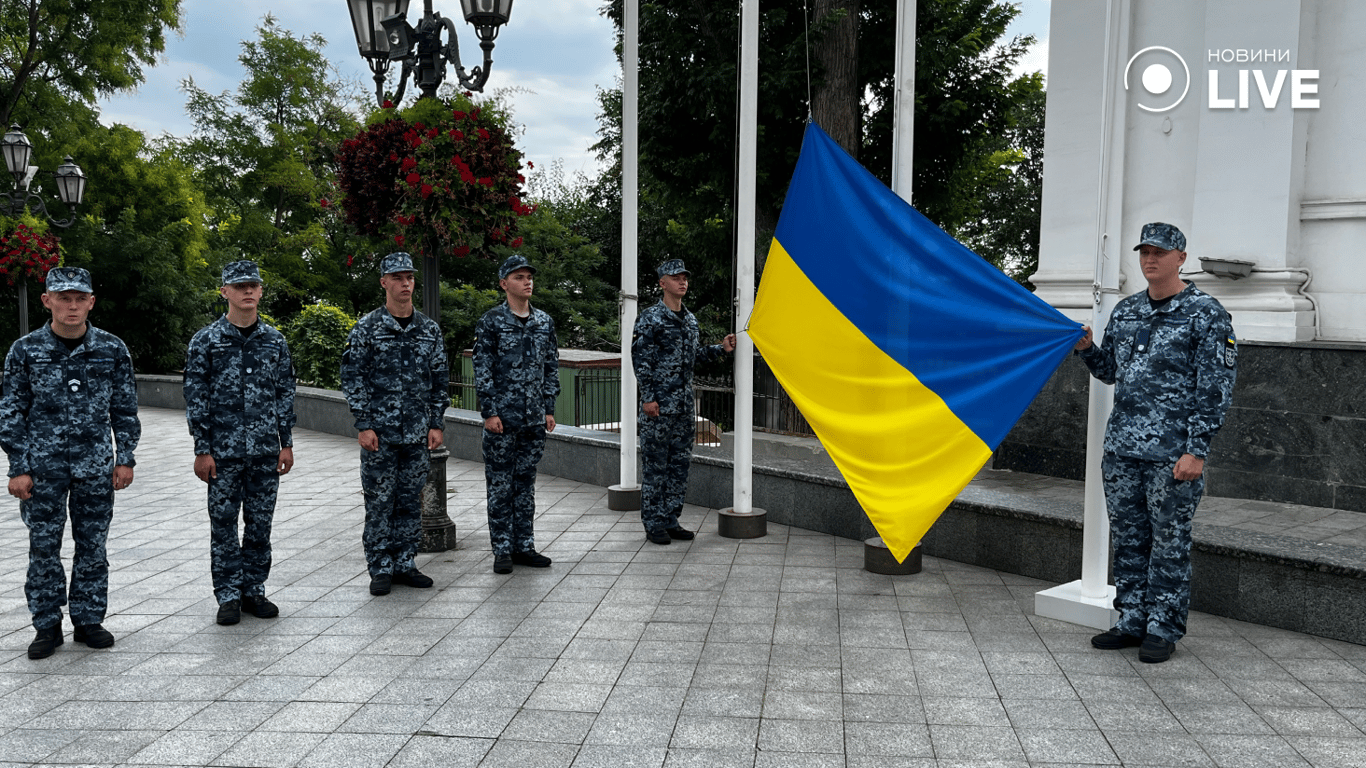 В Одесі піднімають державний прапор України
