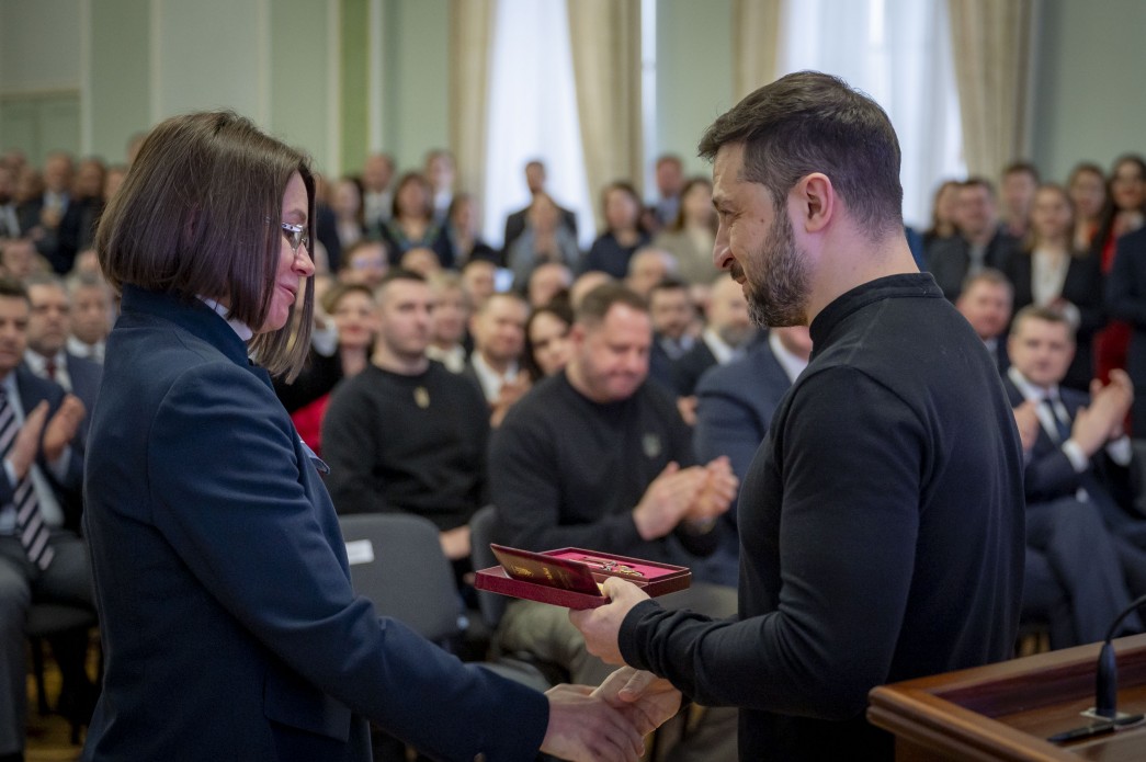 Зеленский вручает награду