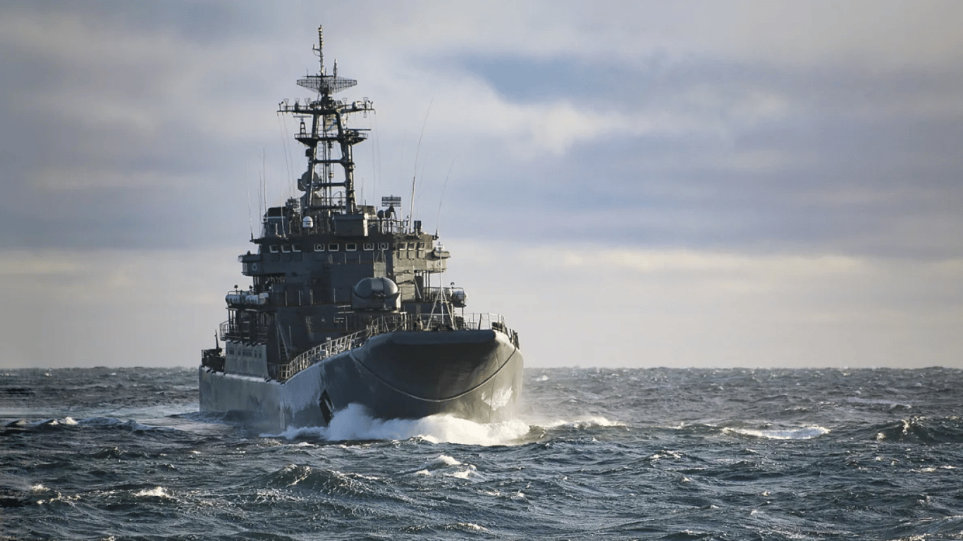 Росіяни тримають споряджені ракетоносії у морі