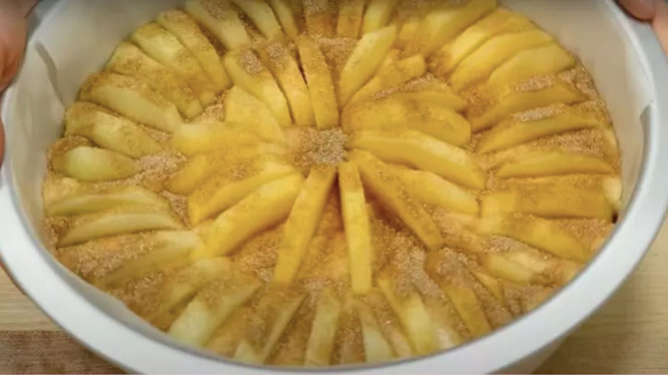 простий пиріг з яблуками зі сметаною