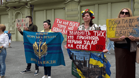 В Одессе на Дерибасовской прошла акция Free Azov — фоторепортаж - 285x160