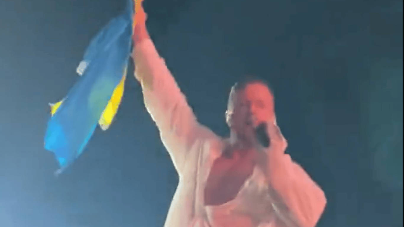 Солист Imagine Dragons поднял и поцеловал флаг Украины во время выступления