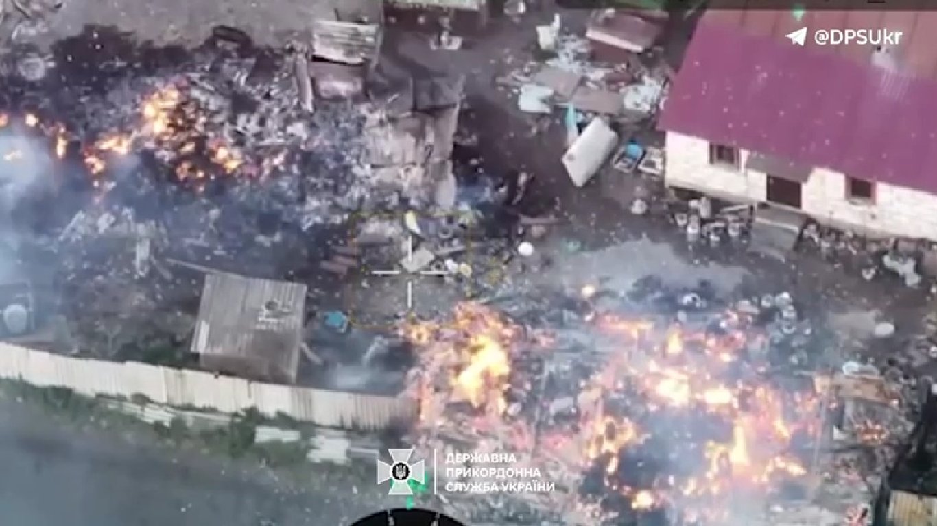 Прикордонники на Харківщині витягли людей з палаючого будинку — в якому вони стані