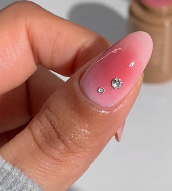 Новий дизайн манікюру, що легко впишеться в різні стилі