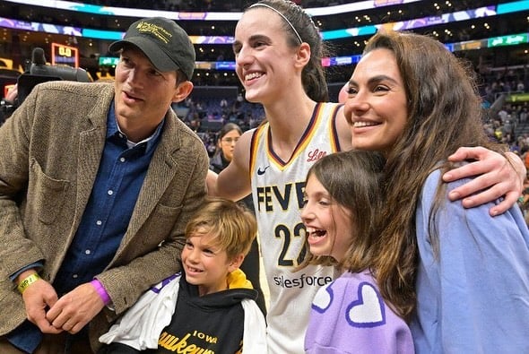 Міла Куніс з дітьми та чоловіком на баскетбольній грі