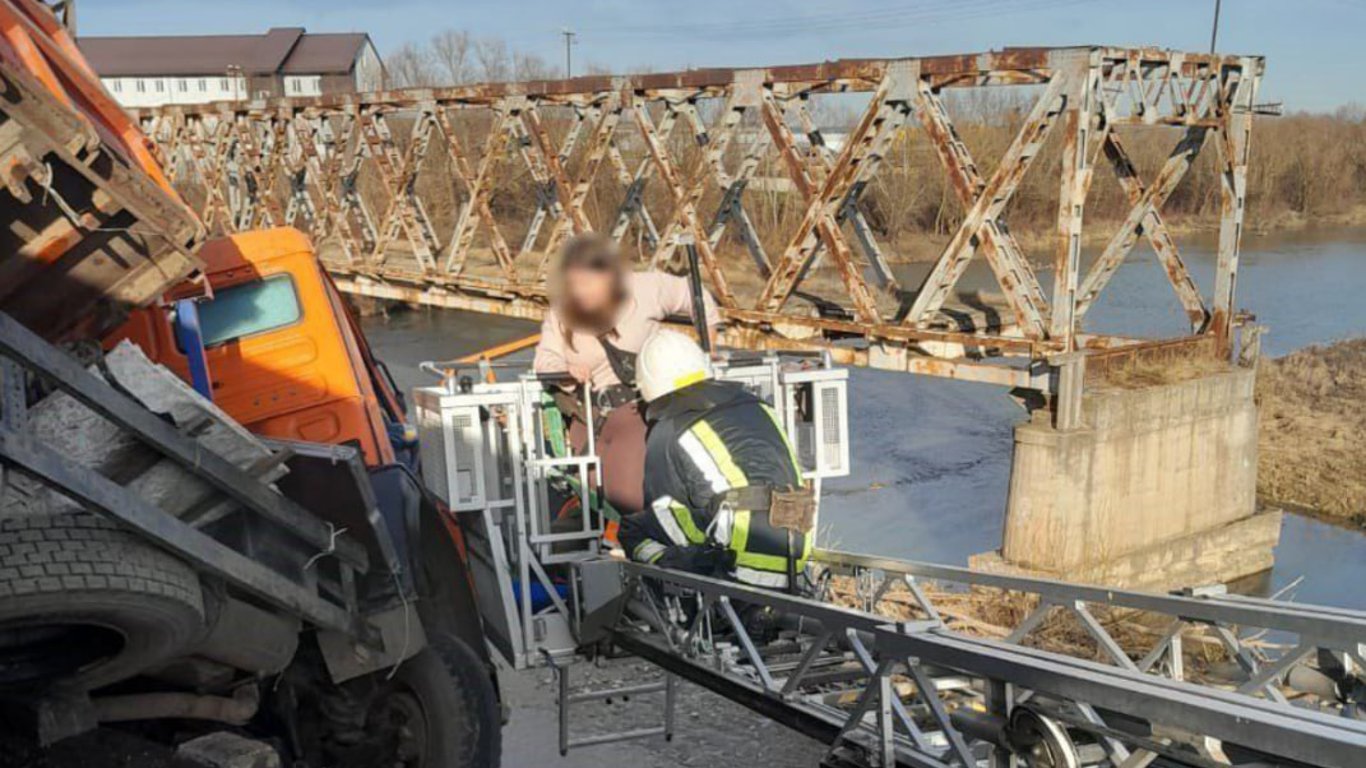 Грузовик повис с моста — подробности страшного ДТП на Прикарпатье