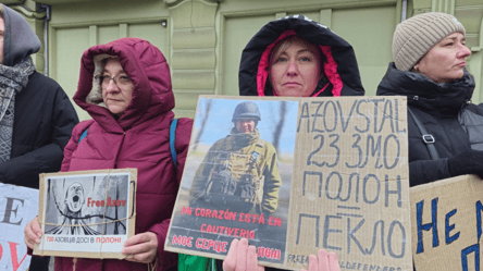 Разделенные пленом — в Одессе провели акцию в поддержку военных - 290x166