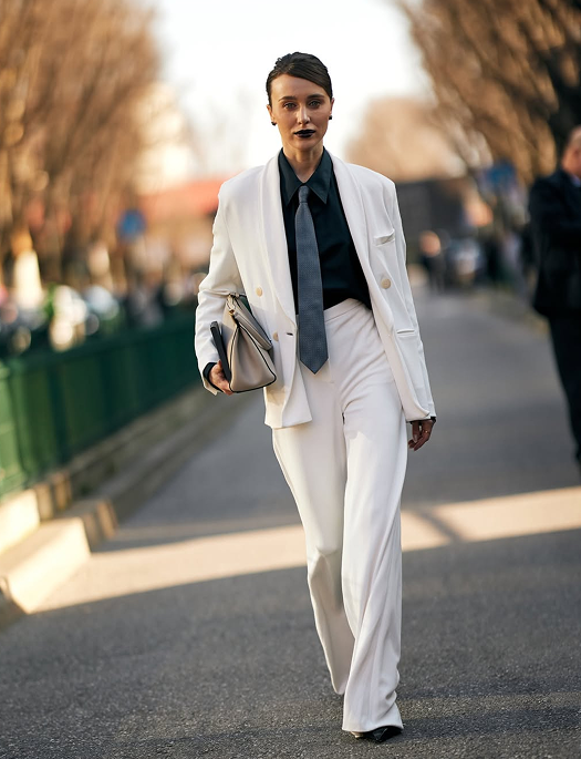 Трендові речі у відтінку cloud dancer