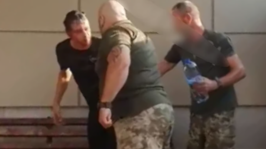 Забрали хворого чоловіка до ТЦК. Фото: скриншот