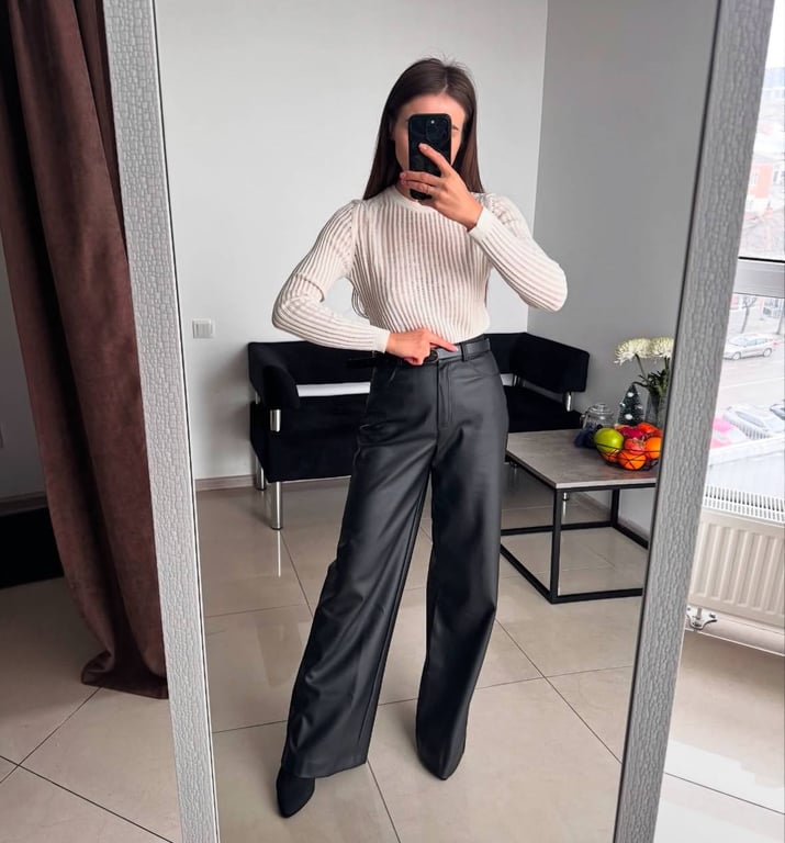 Кожаные брюки выглядят довольно соблазнительно.