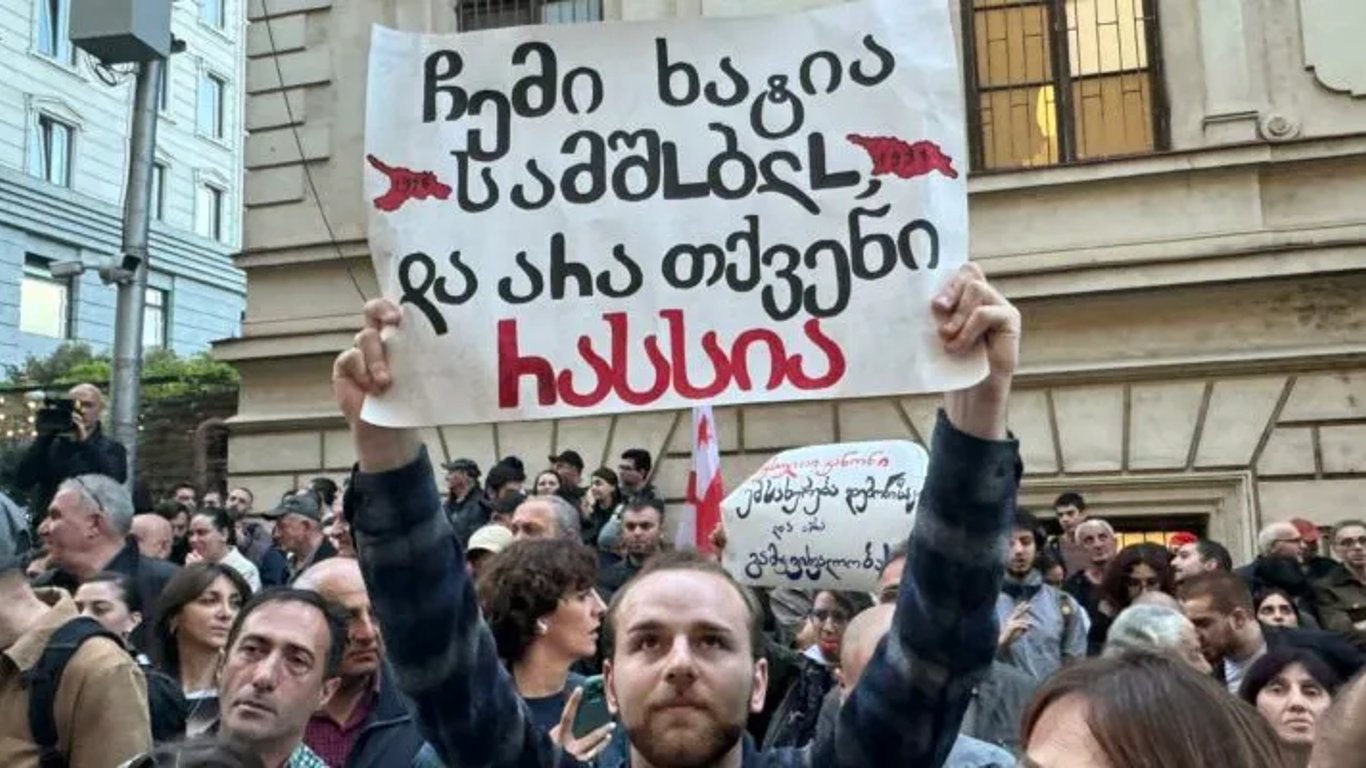 В Тбилиси протест против закона об "иноагентах" — митингующих разгоняют силовики