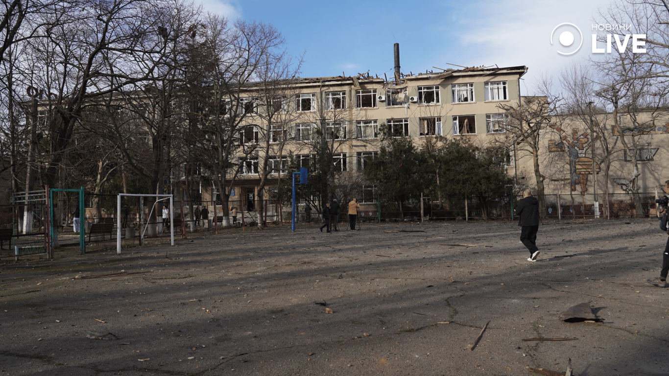 Зруйнований коледж в Одесі унаслідок атаки 8 лютого 2024 року