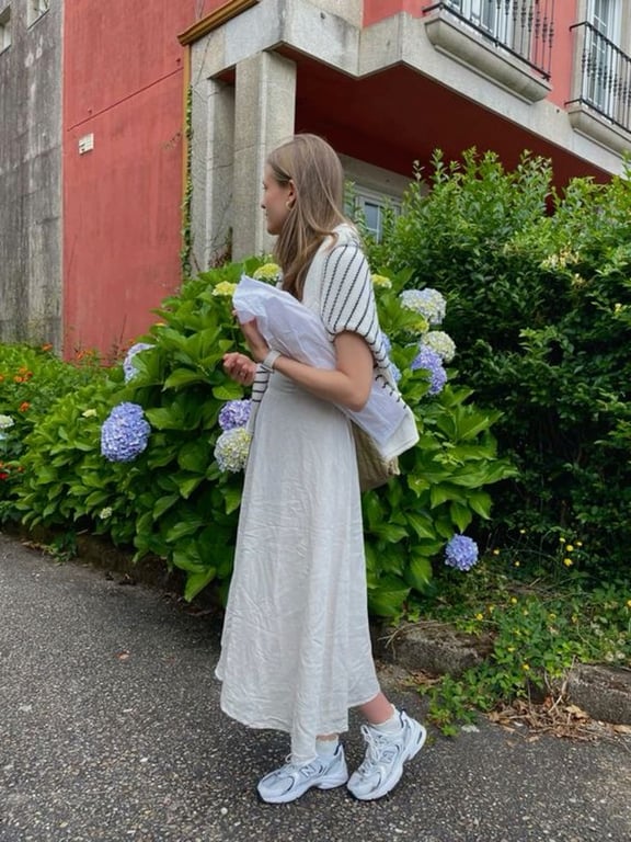 Молодая девушка в беговых кроссовках