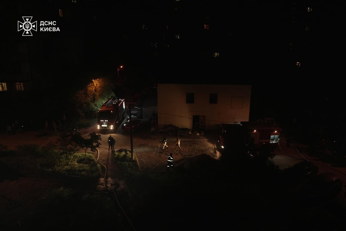 У ДСНС показали фото наслідків атаки РФ на Київ - фото 1