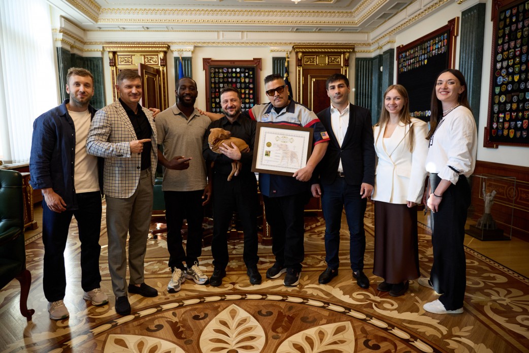 Володимир Зеленський із цуценям Фреєю під час зустрічі з Теренсом Кроуфордом