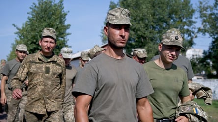 Конституційний Суд пояснив, чи можуть довічно засуджені служити в ЗСУ - 290x160