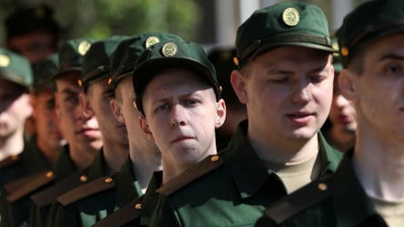 Російські військові вивели всю техніку з військової бази на півночі Криму - 285x160