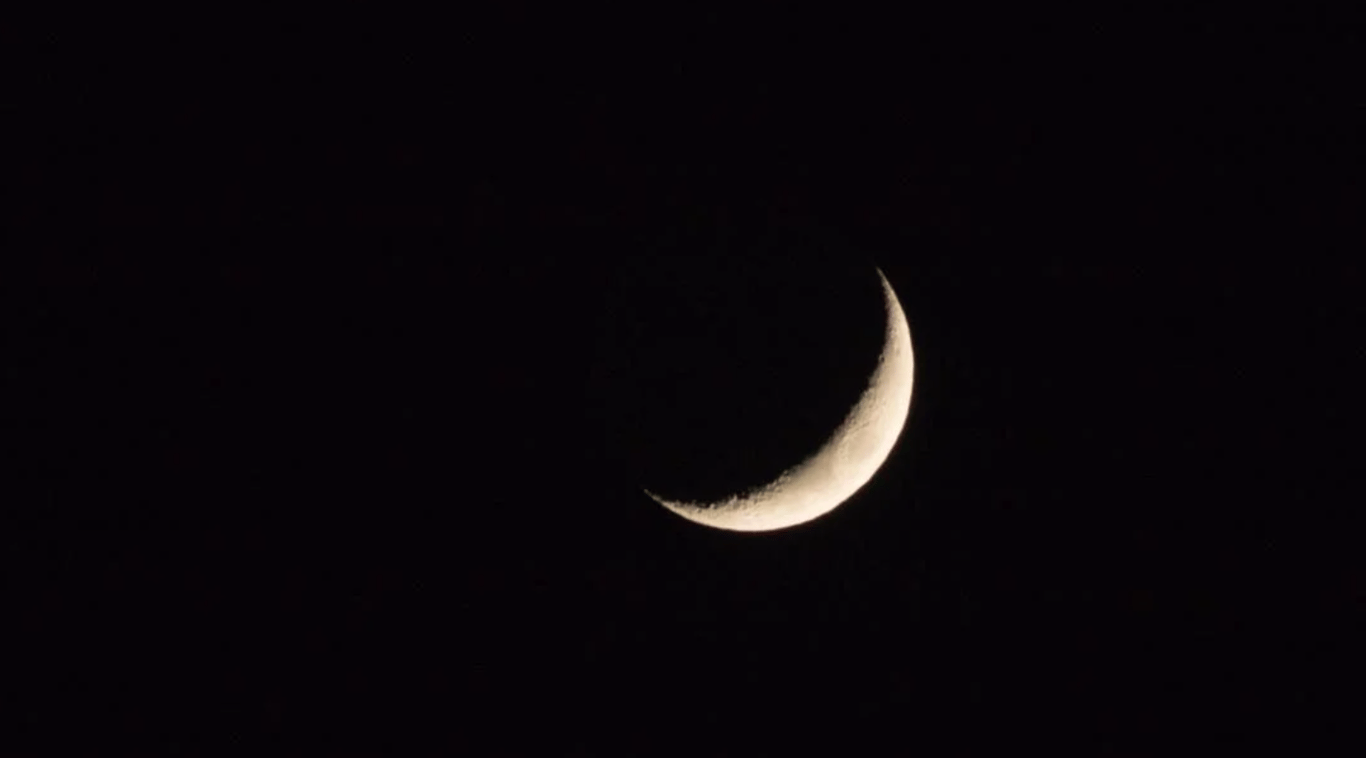 Молодой Луна на ночном небе