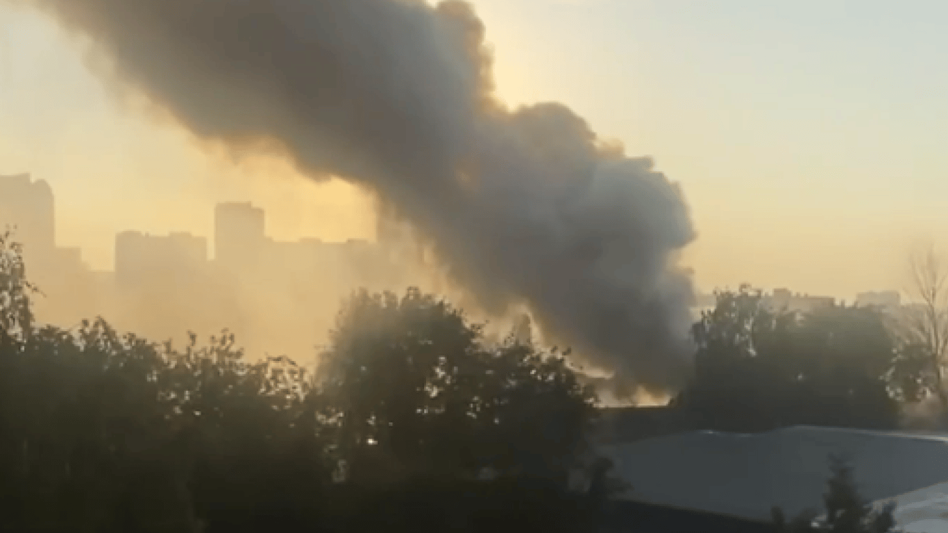 В Москве начался пожар после уничтожения дрона: в аэропортах массово отменяют рейсы
