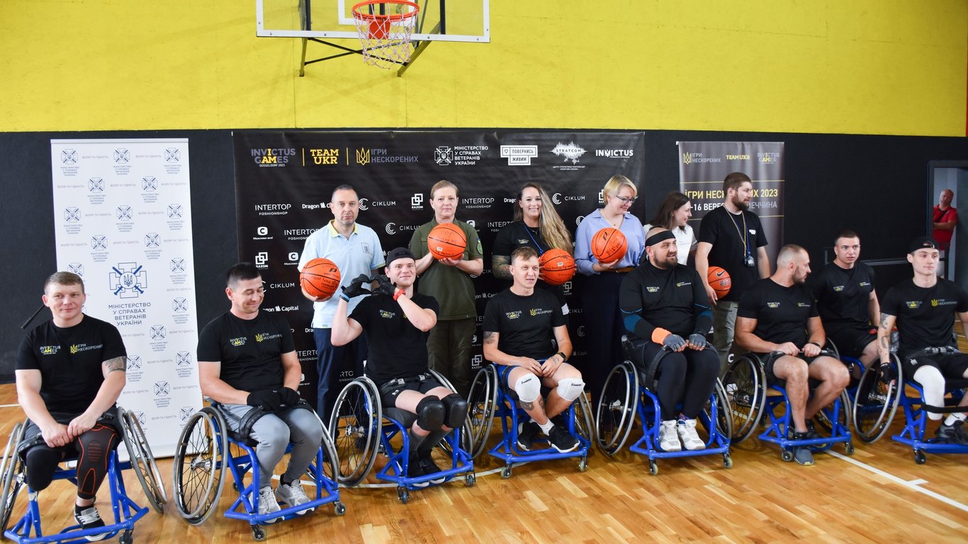 Раненые украинские военные выступят на "Играх непокоренных" в баскетболе на колясках
