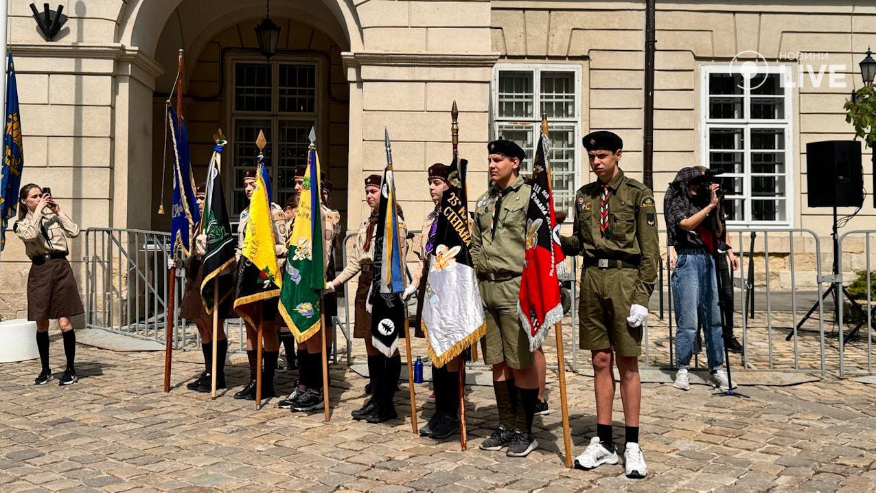 Львовские курсанты торжественно прошли по площади Рынок ко Дню города - фото 2