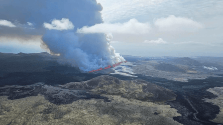 В Исландии снова произошло извержение вулкана — лава поднималась в небо на высоту 50 метров - 285x160