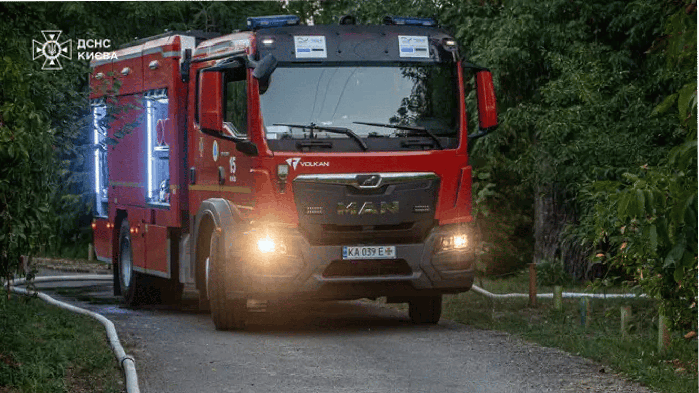 У Києві у двох районах впали уламки ракет - у КМВА показали кадри з місця