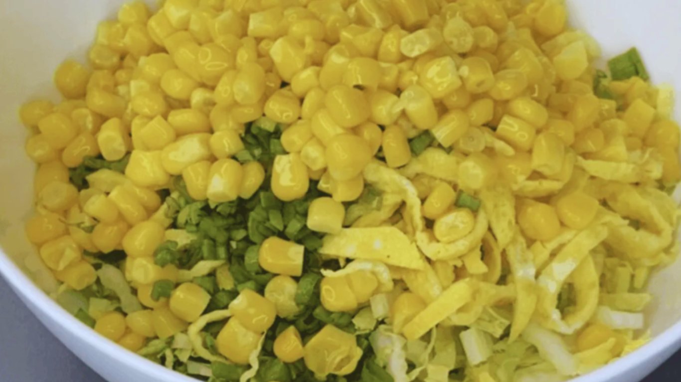 рецепт салату з пекінською капустою та омлетом