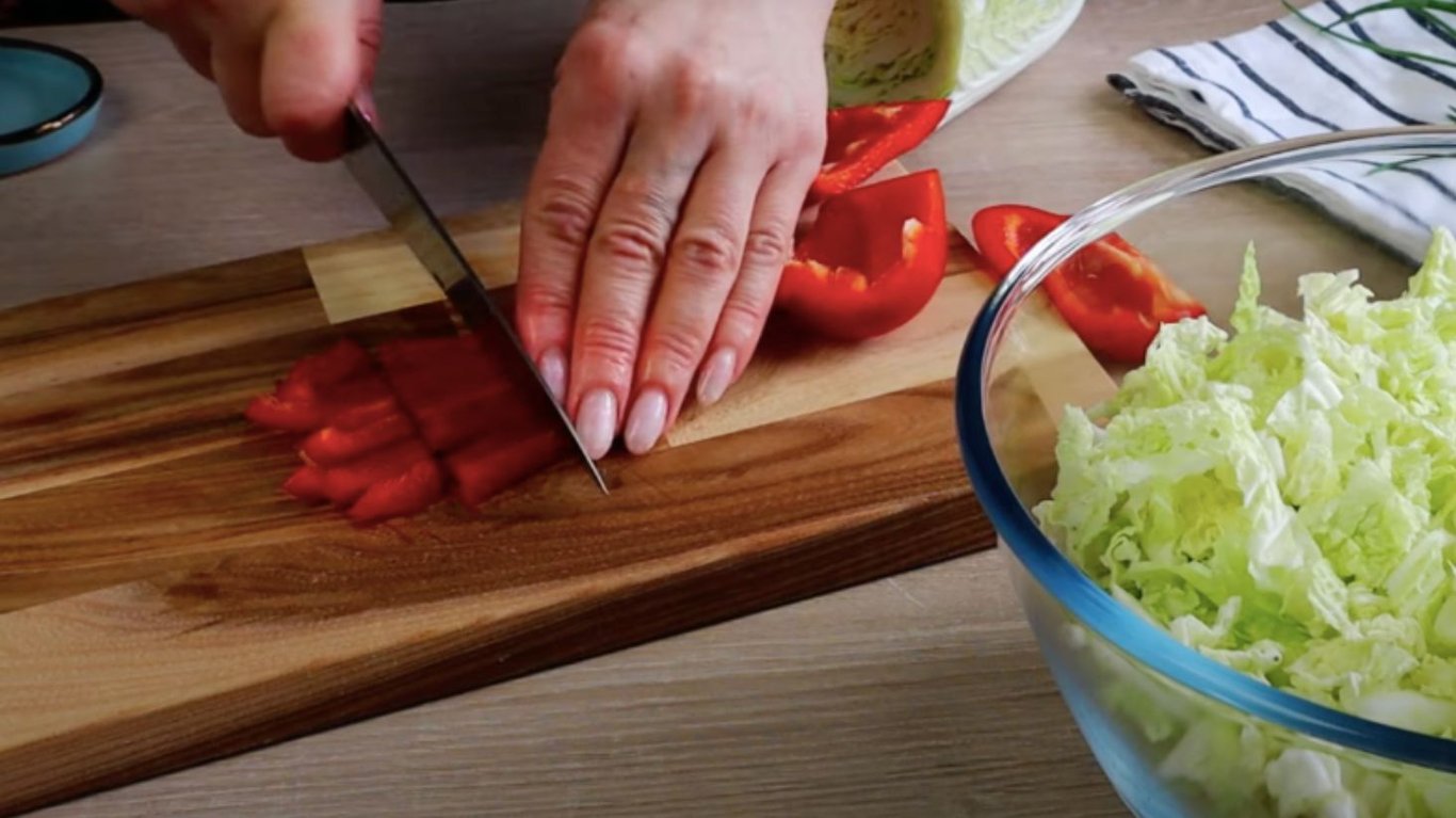 простий салат з пекінською капустою та шинкою