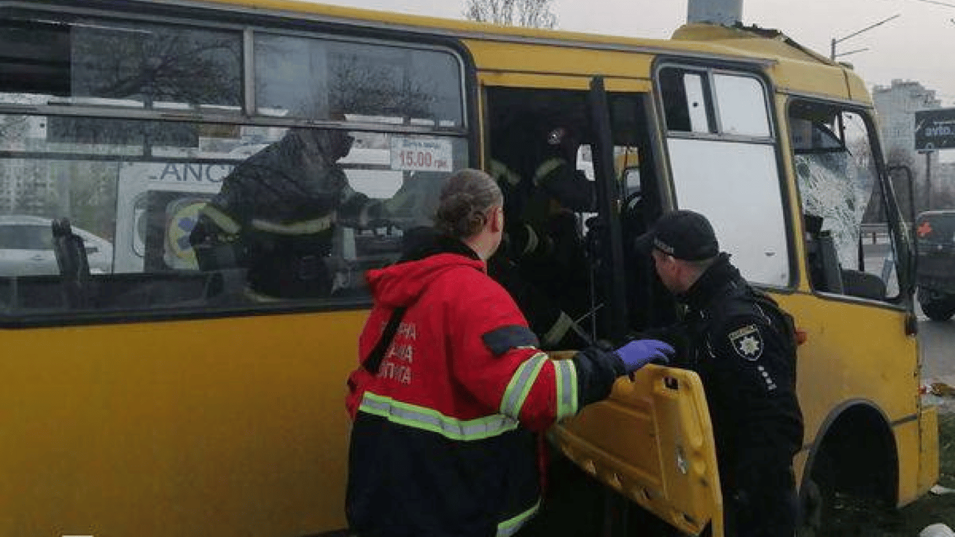 Водителя зажало в кабине — в Киеве маршрутка влетела в электроопору