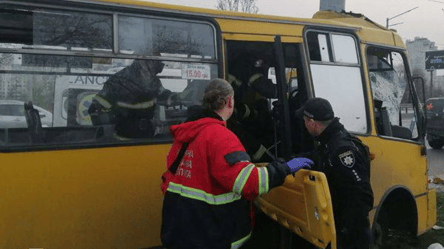 Водителя зажало в кабине — в Киеве маршрутка влетела в электроопору - 285x160