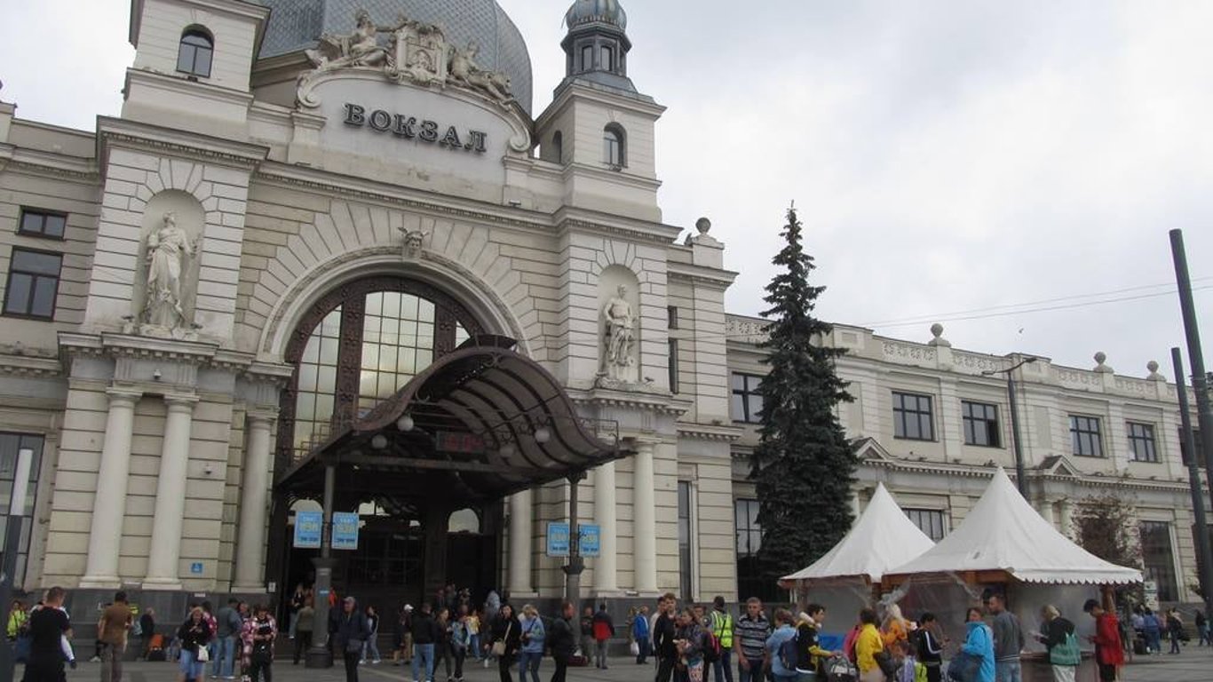 Во Львове на вокзале заработал информационный центр по рекрутингу