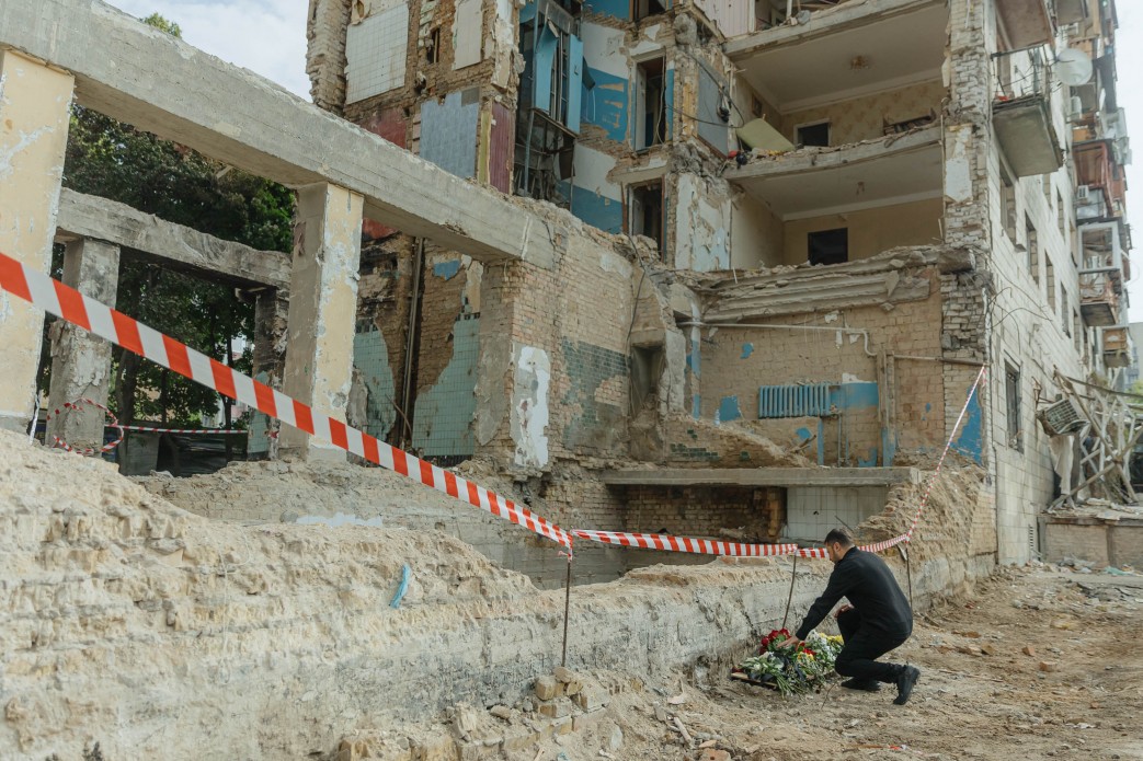 Президент вшановує пам’ять загиблих після обстрілу багатоповерхівки у Києві