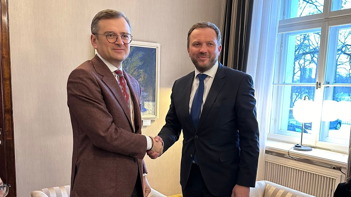 Кулеба обсудил с главой МИД Эстонии замороженные активы РФ и вступление Украины в НАТО
