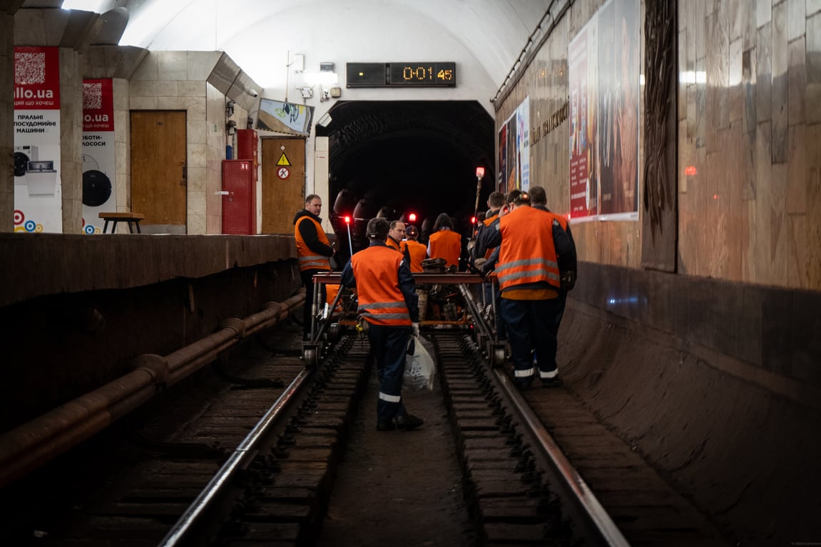 Фахівці в метро Києва