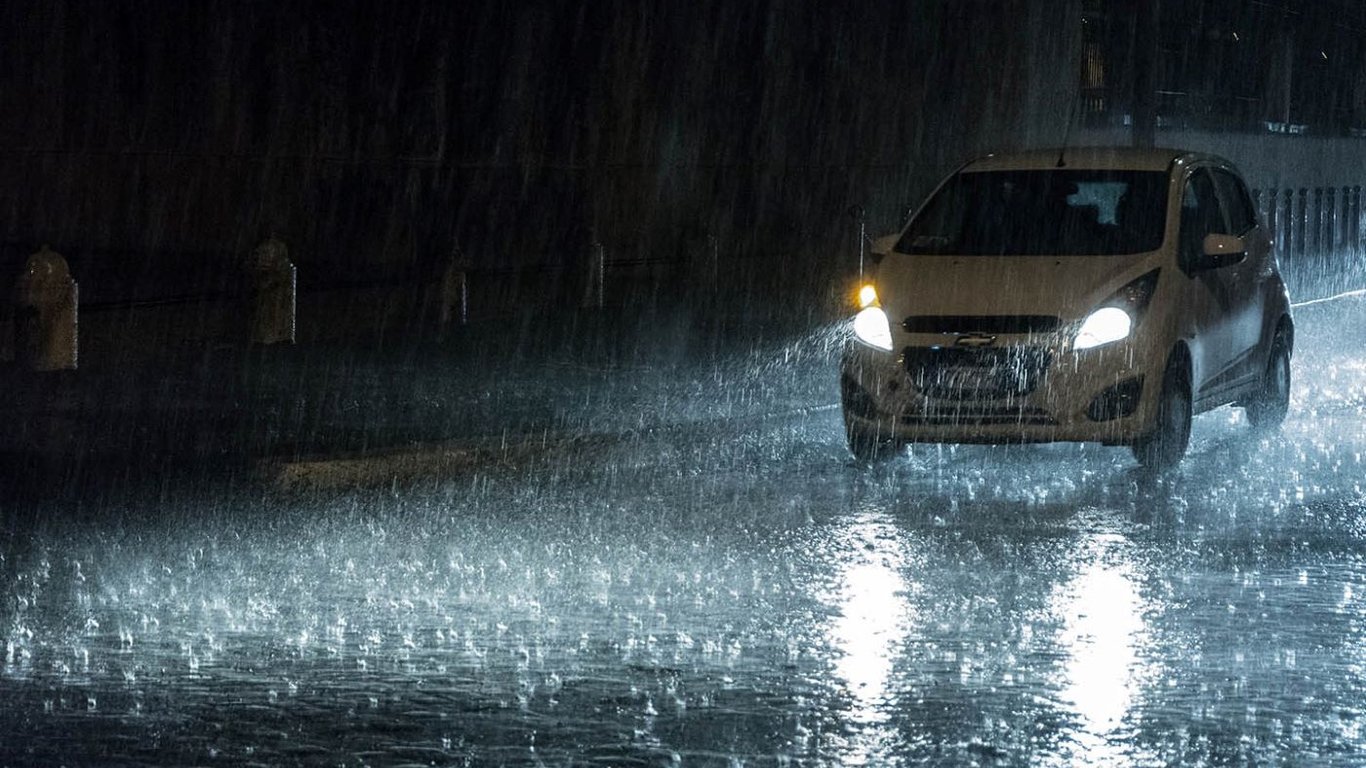 Водителей предупредили об угрозах для авто, которые создают сильные дожди — как избежать