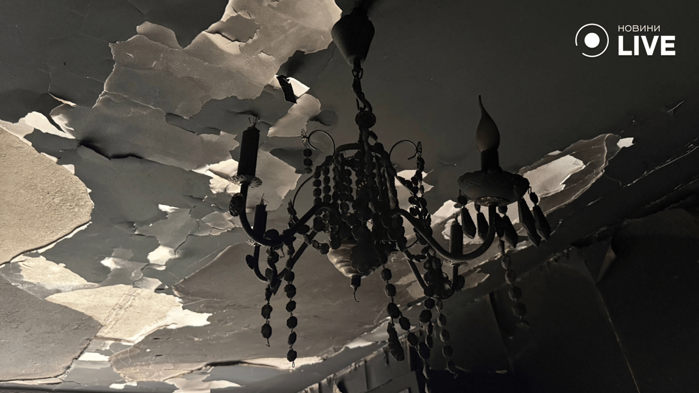 Вигоріла стеля після атаки на приватний будинок