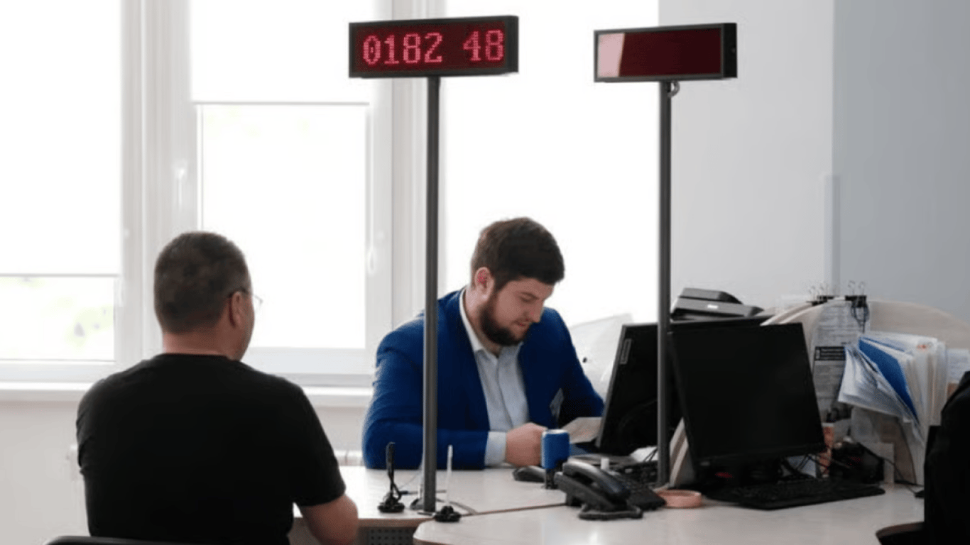 Уход за бабушкой: три основания для ТЦК оформить отсрочку