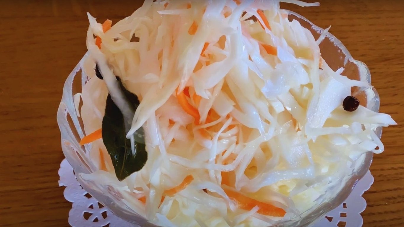 Квашена капуста згідно цього рецепта готується просто і швидко — відео рецепт