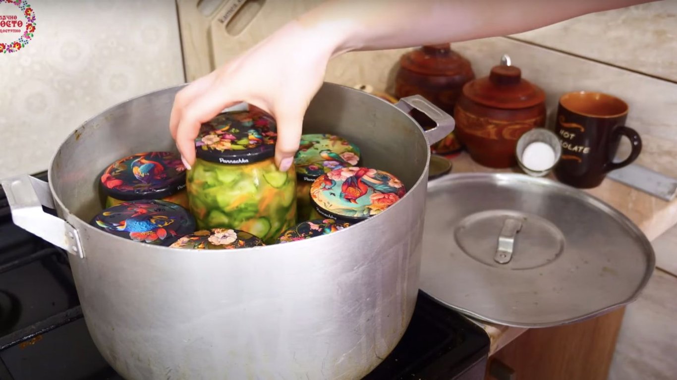 салат з огірками та морковою на зиму 