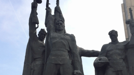 Память о дедах дала трещину — в Луганской области коллаборанты воруют деньги с ремонтов памятников - 285x160