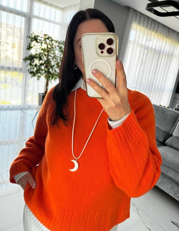 Об'ємний светр ніколи не буде зайвим