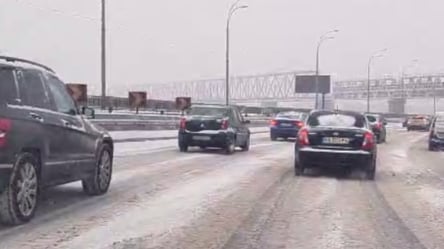 Снігова негода паралізувала Київ — авто ледь рухаються на дорогах - 290x166