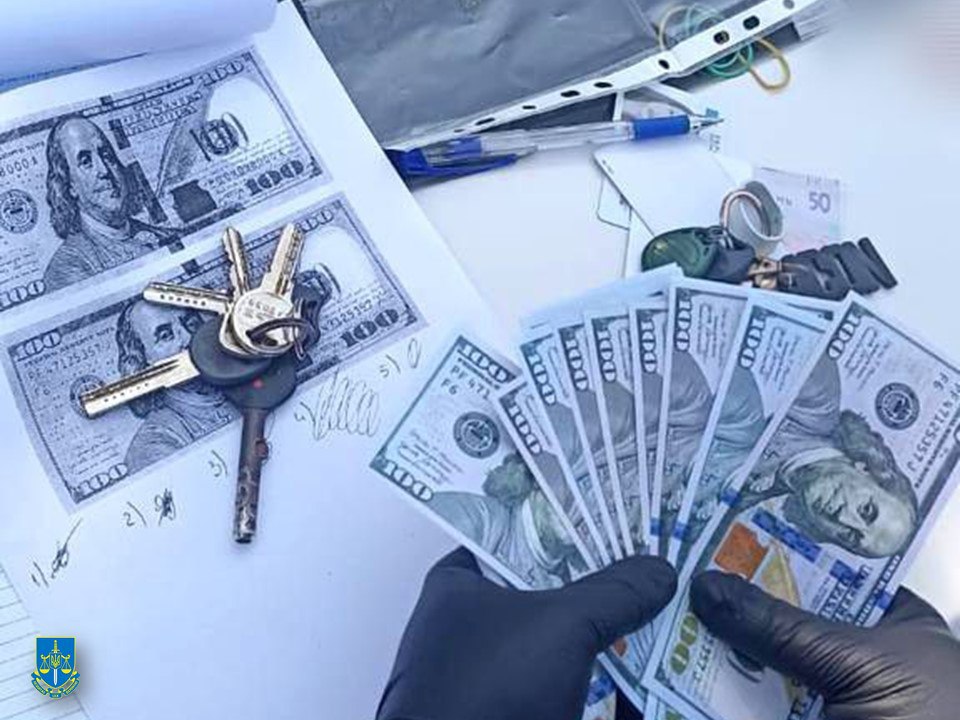 митний інспектор за 13 тис доларів оформляв дозвіл на перетин кордону